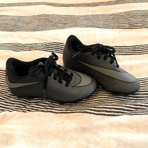 Nike soccer cleats size 11 little boys